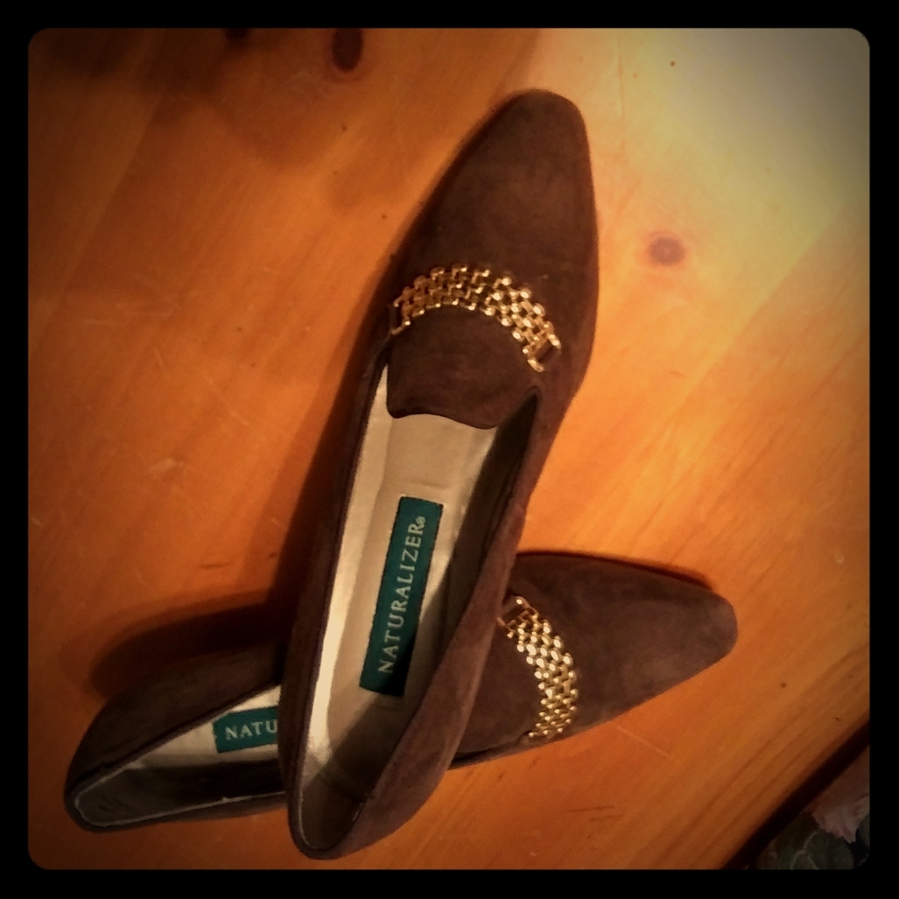 Ladies brown suede pumps